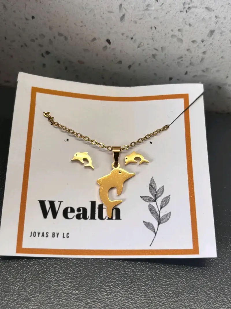 Conjunto de joyería dorada con dijes variados - 6