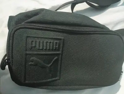 Riñonera negra Puma con logo frontal - miniatura 1