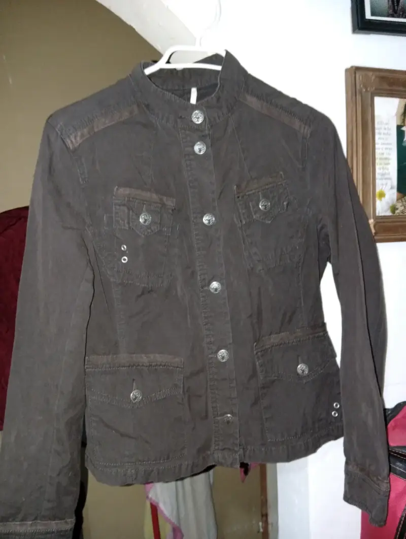 Chaqueta de mujer marrón con bolsillos - 1