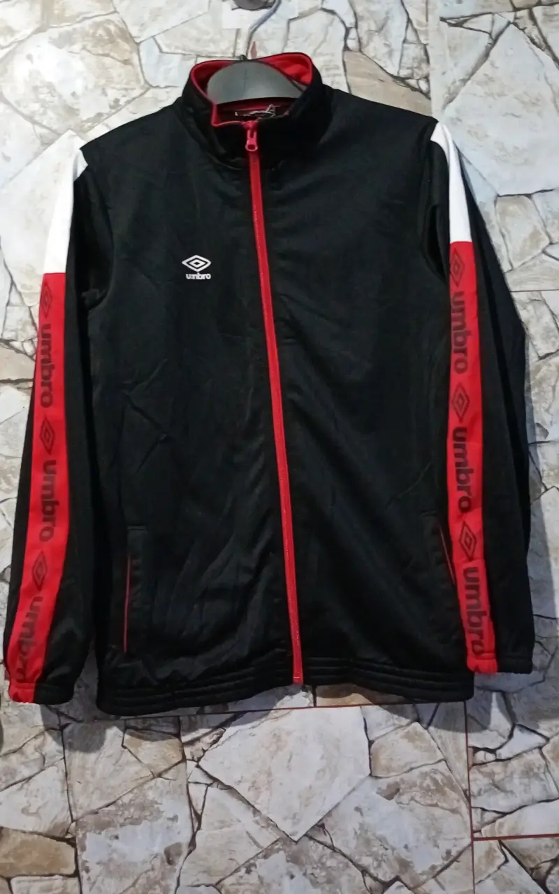 Chaqueta deportiva Umbro negra con detalles rojos - 1