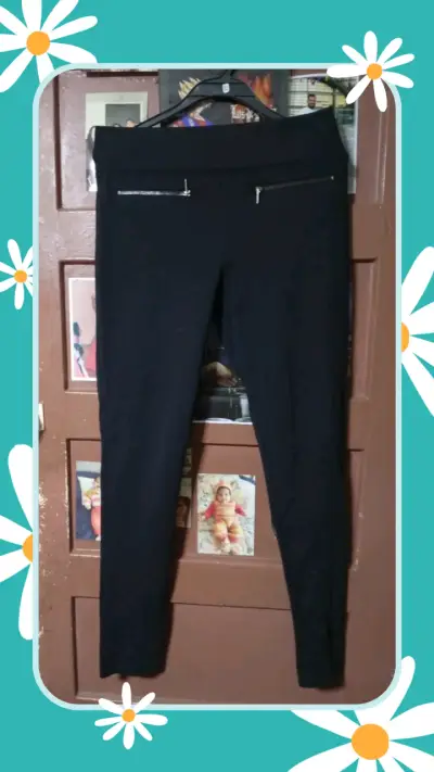 Pantalones negros con cierre decorativo - miniatura 1