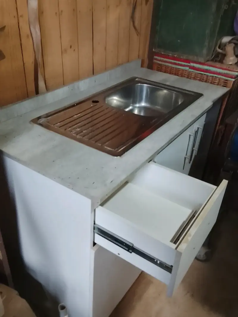 Mueble de cocina con lavaplatos integrado