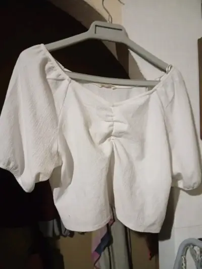 Blusa blanca de manga corta con diseño elegante - miniatura 1