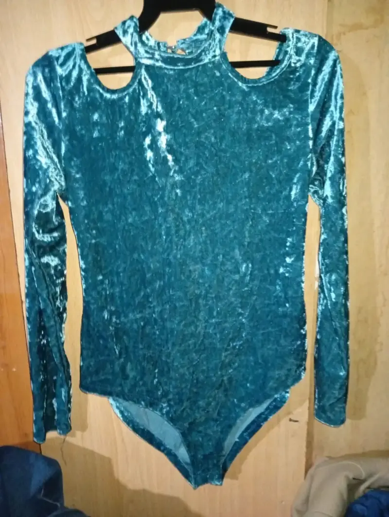 Blusa blanca de manga corta con diseño elegante - 2