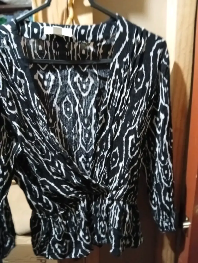Blusa blanca de manga corta con diseño elegante - 3
