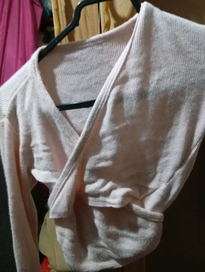 Blusa blanca de manga corta con diseño elegante - 4