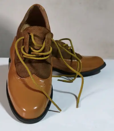 Zapatos de cuero marrón con cordones amarillos - miniatura 1
