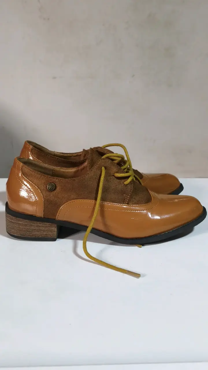 Zapatos de cuero marrón con cordones amarillos - 2