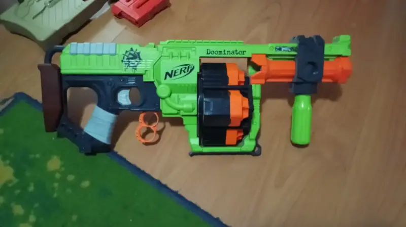 Lanzador Nerf Zombie Strike Dominator