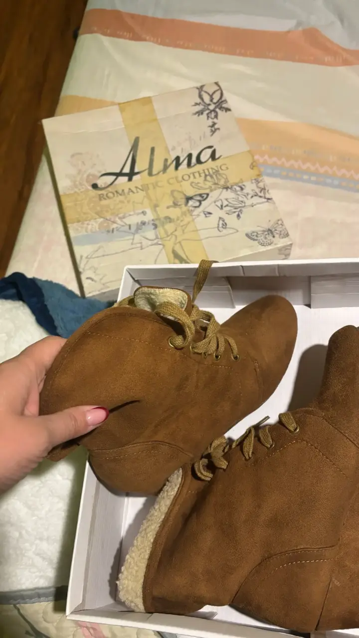 Botines de gamuza marrón con forro de lana Alma - 1