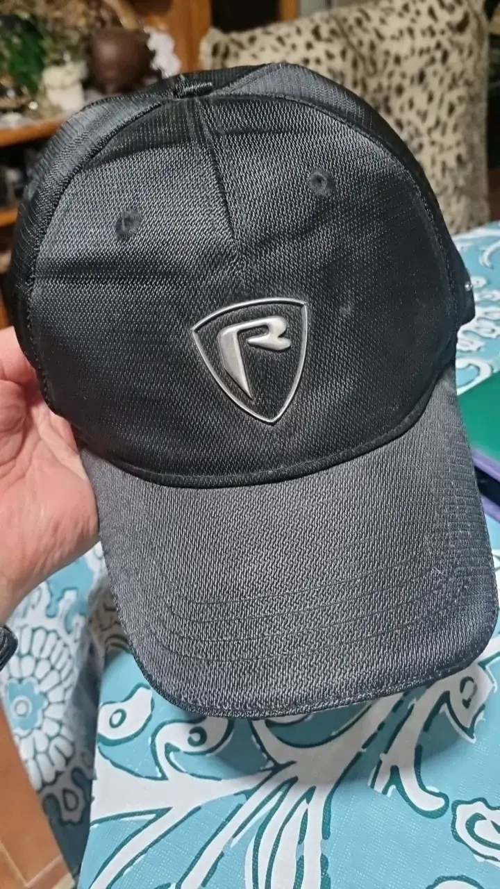 Gorra negra deportiva con logo R - 1