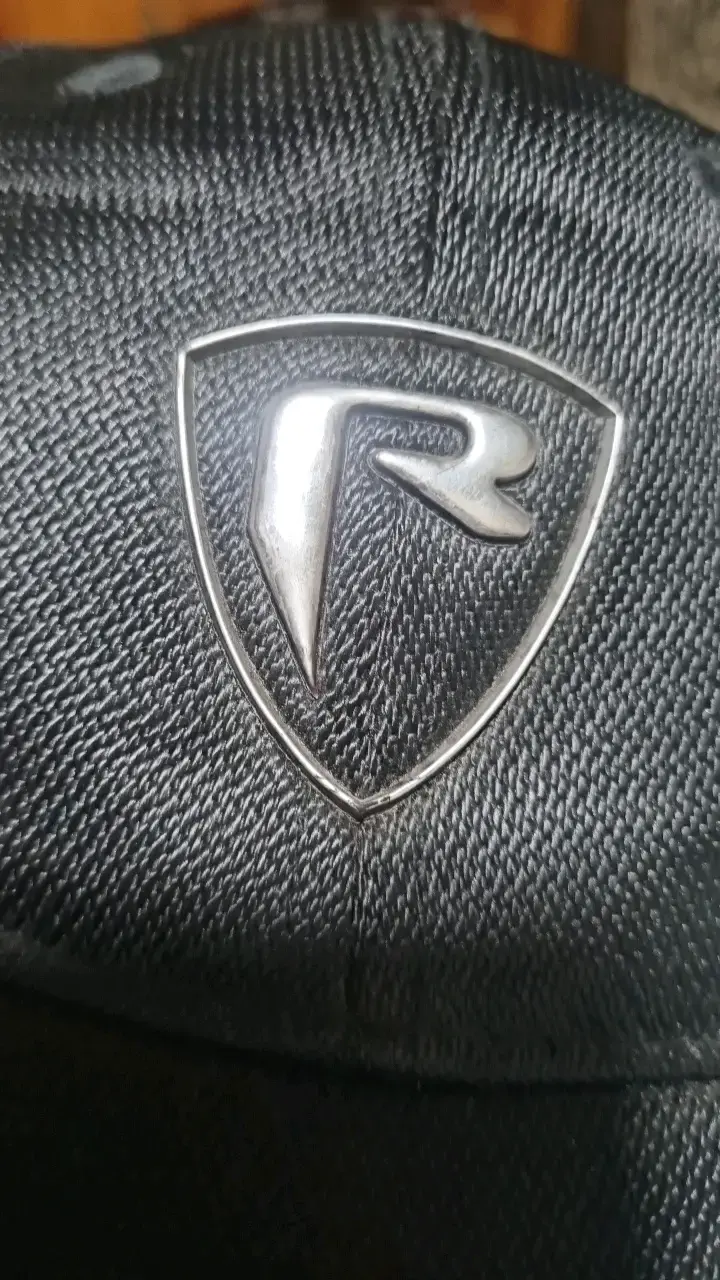 Gorra negra deportiva con logo R - 6