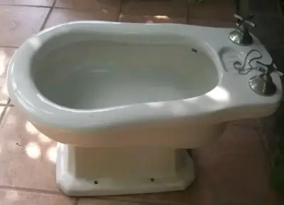 Bidet de cerámica blanco con grifos - miniatura 1