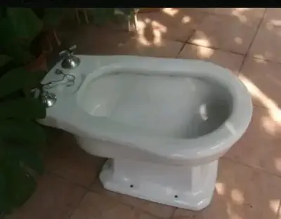Bidet de cerámica blanco con grifos - miniatura 2