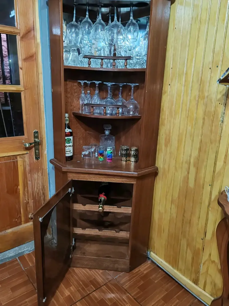 Vitrina Esquinera de Madera sin las copas - 1