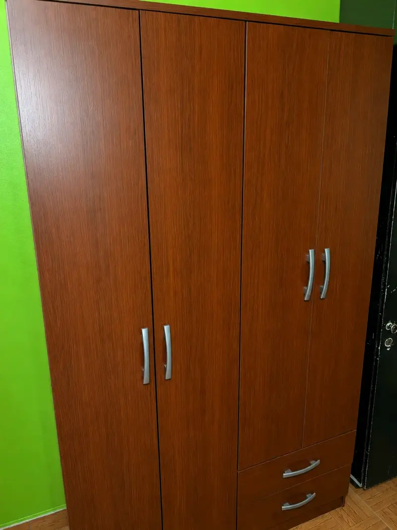 Armario de madera con puertas y cajones - 2