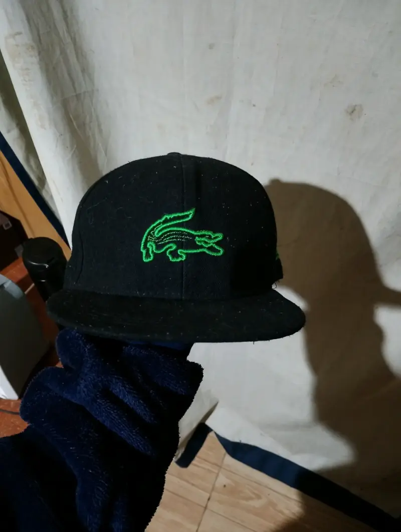 Gorra negra Lacoste