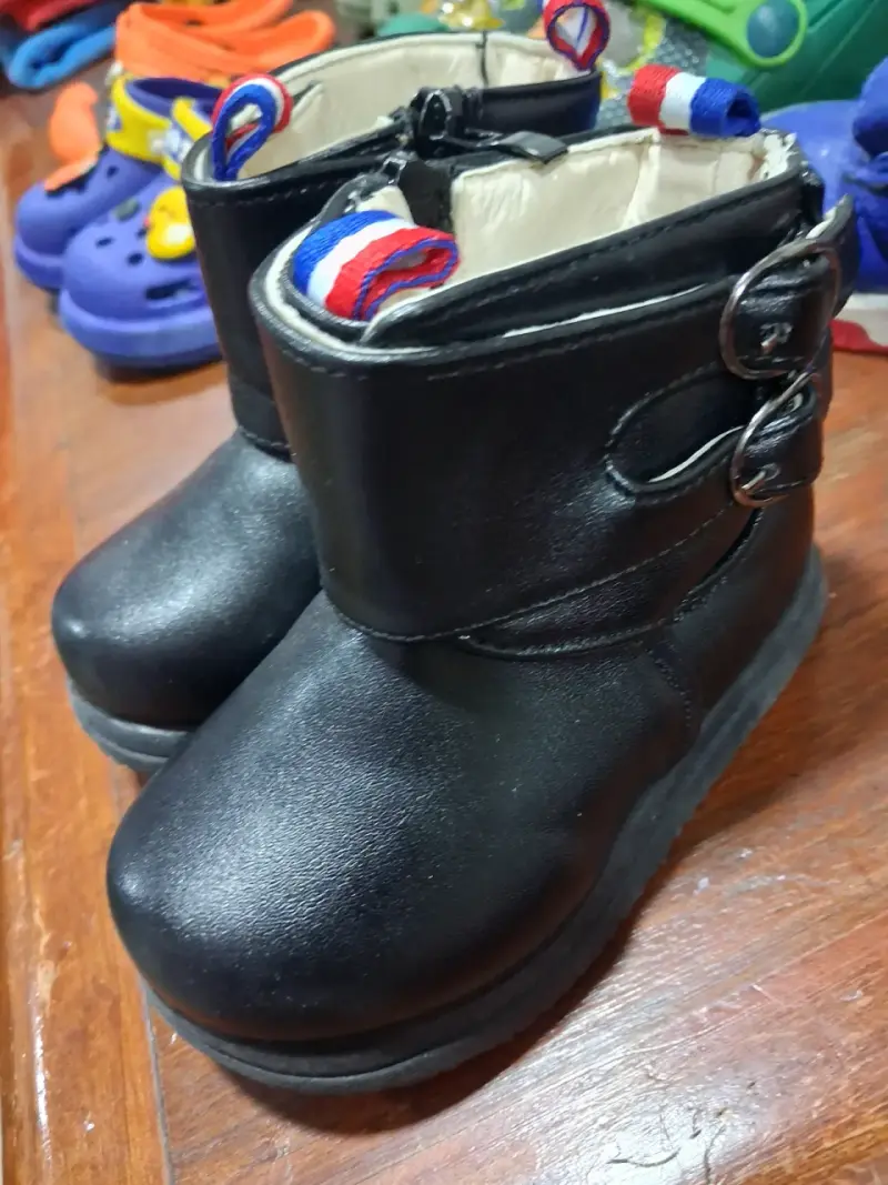 Botines de cuero negro para niños con detalle tricolor - 2