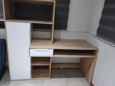 Escritorio de madera con estantes y cajón - miniatura 1