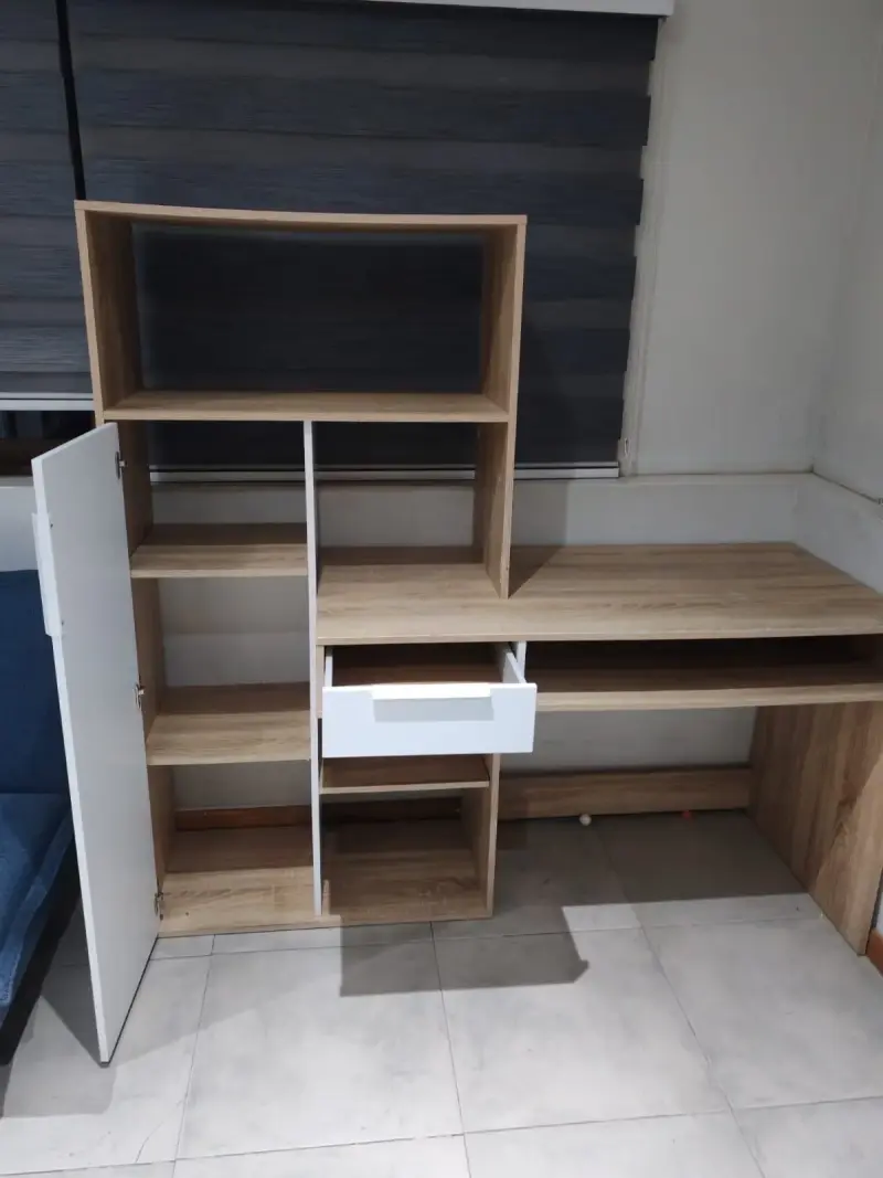 Escritorio de madera con estantes y cajón - 2