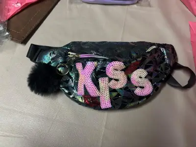 Riñonera holográfica con diseño 'KISS' y pompón - miniatura 1