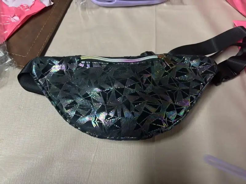Riñonera holográfica con diseño 'KISS' y pompón - 2