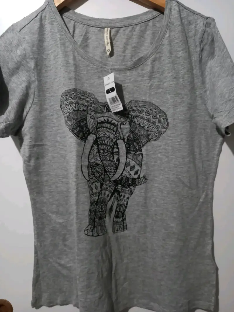 Polera gris con diseño de elefante University Club - 1
