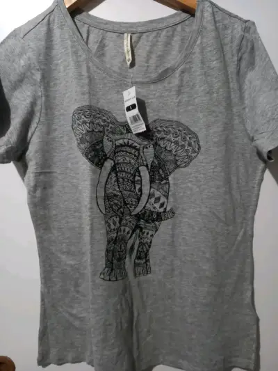 Polera gris con diseño de elefante University Club - miniatura 1