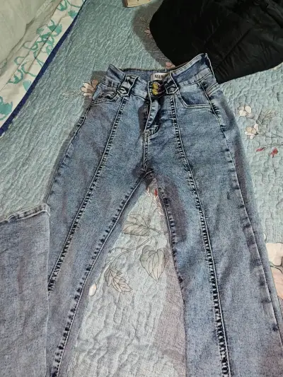 Jeans de mezclilla azul claro para mujer - miniatura 1