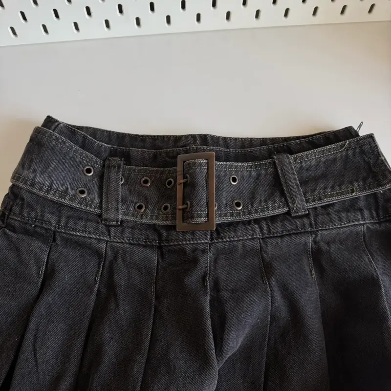 Falda corta negra con cinturón ajustable - 1