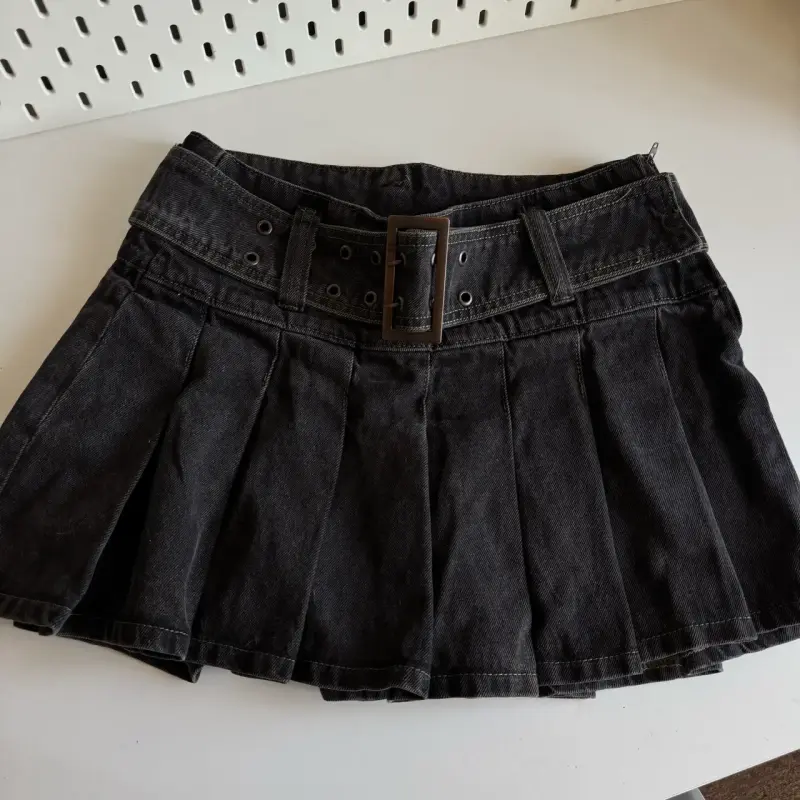 Falda corta negra con cinturón ajustable - 2