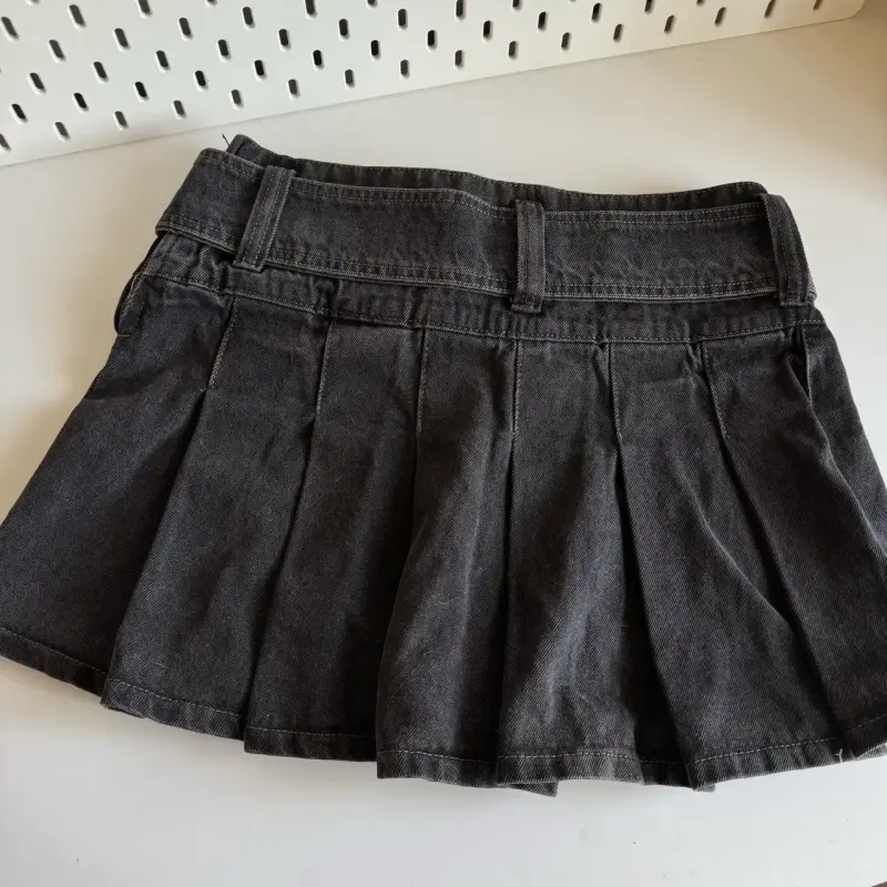 Falda corta negra con cinturón ajustable - 3