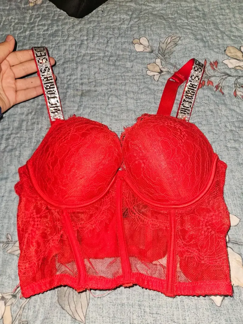 Corset rojo de encaje con tirantes brillantes