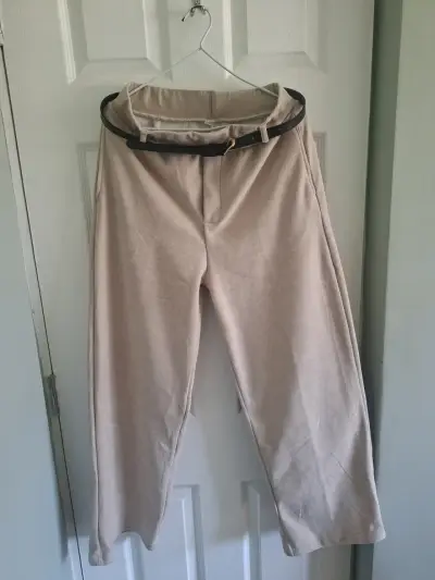 Pantalones beige con cinturón negro - miniatura 1