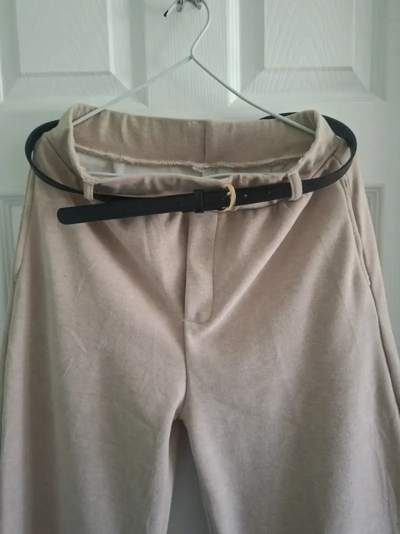 Pantalones beige con cinturón negro - 2