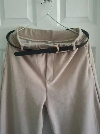 Pantalones beige con cinturón negro - miniatura 2