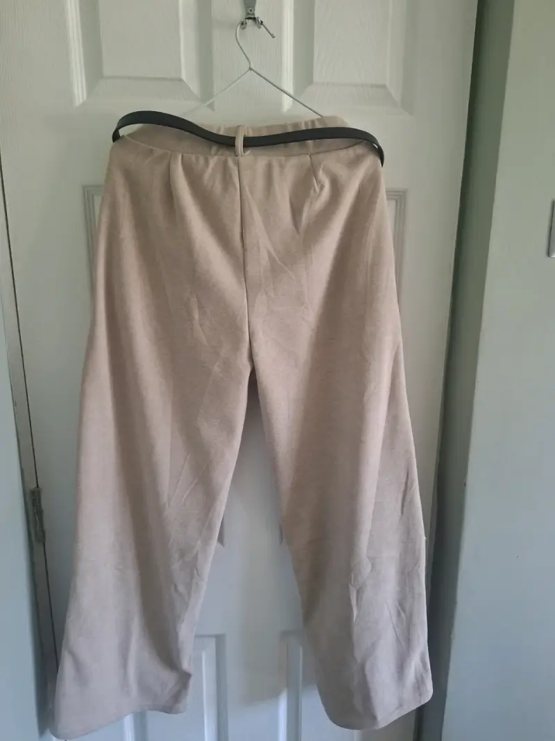 Pantalones beige con cinturón negro - 3