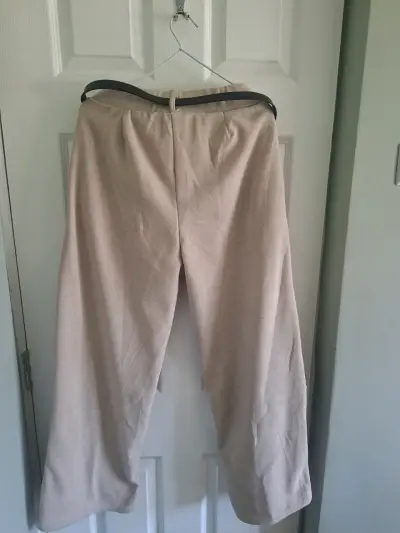 Pantalones beige con cinturón negro - miniatura 3