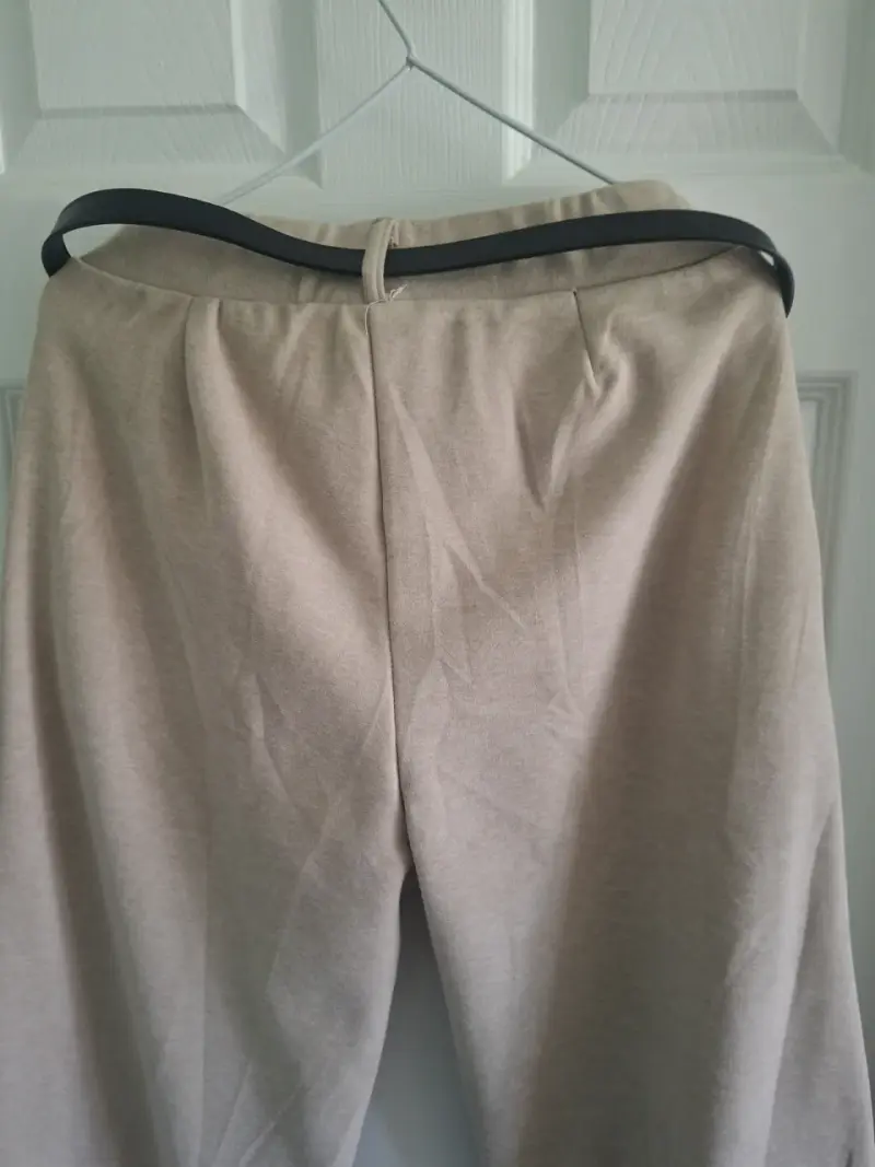Pantalones beige con cinturón negro - 4