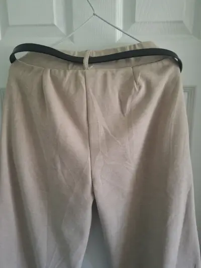 Pantalones beige con cinturón negro - miniatura 4