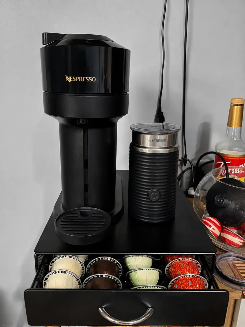 Máquina de café Nespresso con espumador de leche