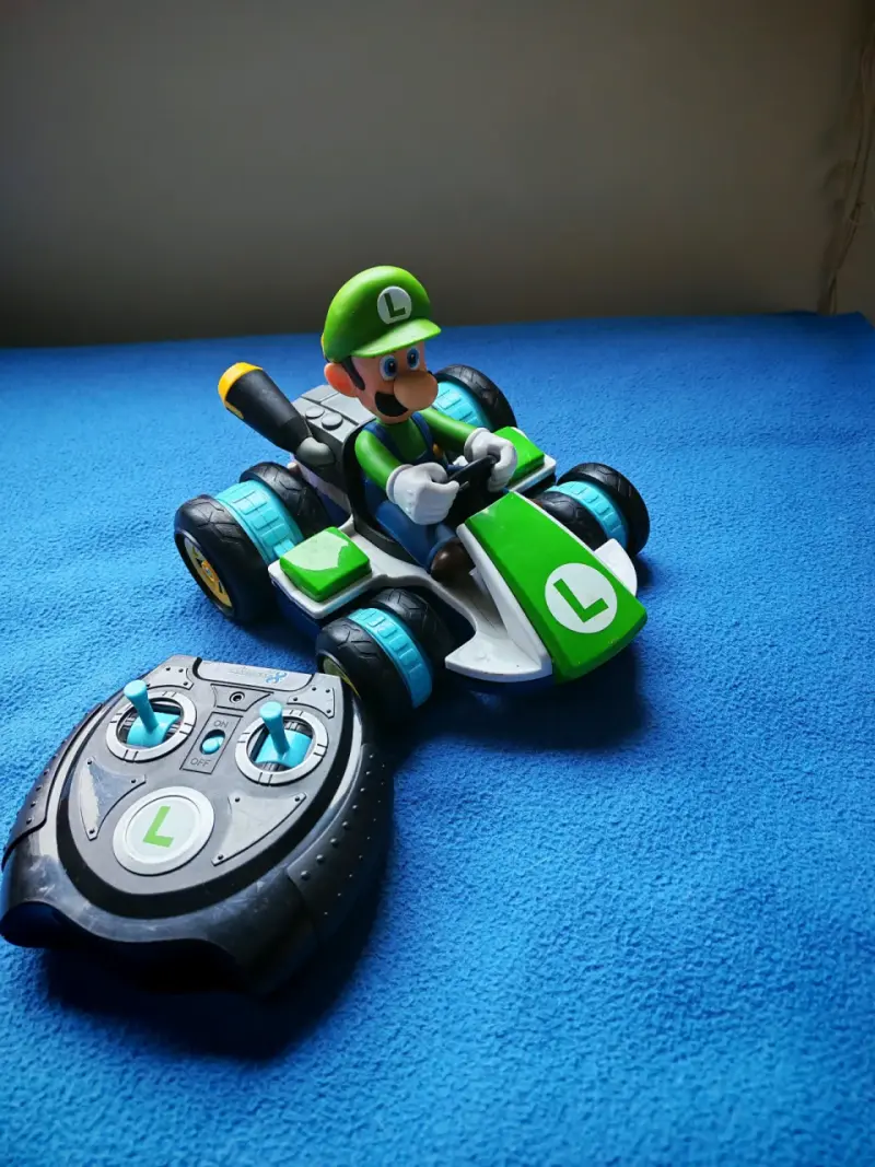 Auto a control remoto Luigi de juguete