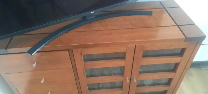 Mueble de madera con puertas de vidrio MAGASA - 2