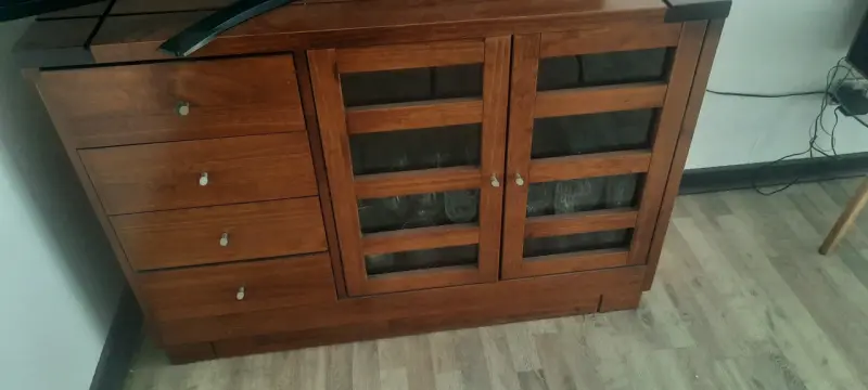 Mueble de madera con puertas de vidrio MAGASA - 3