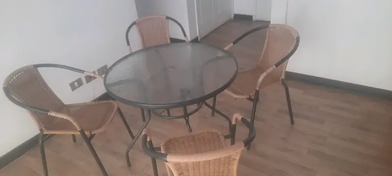 Juego de comedor exterior con mesa de vidrio y sillas de mimbre - 1