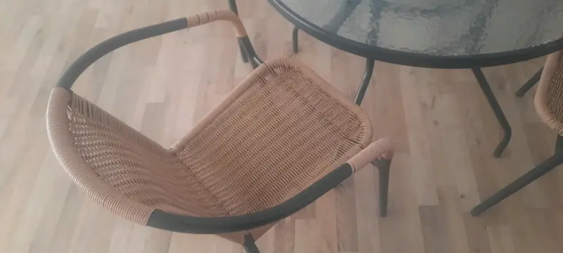 Juego de comedor exterior con mesa de vidrio y sillas de mimbre - 2