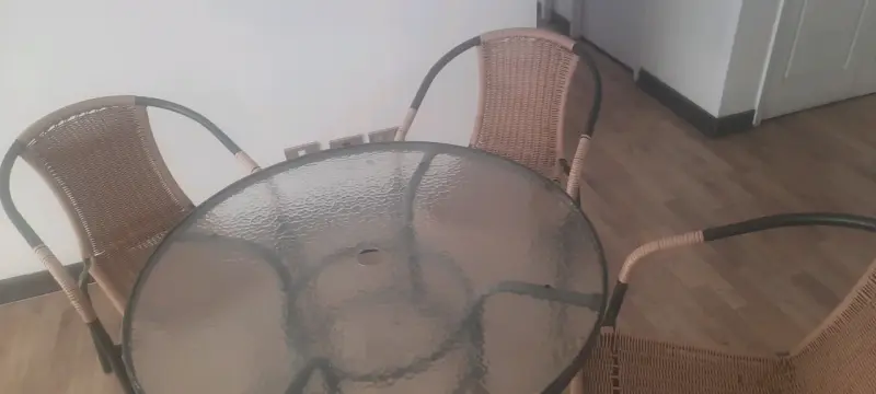 Juego de comedor exterior con mesa de vidrio y sillas de mimbre - 3