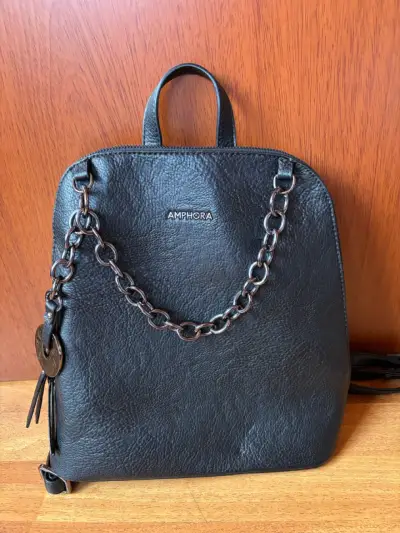 Mochila de cuero negra Amphora con cadena decorativa - miniatura 1