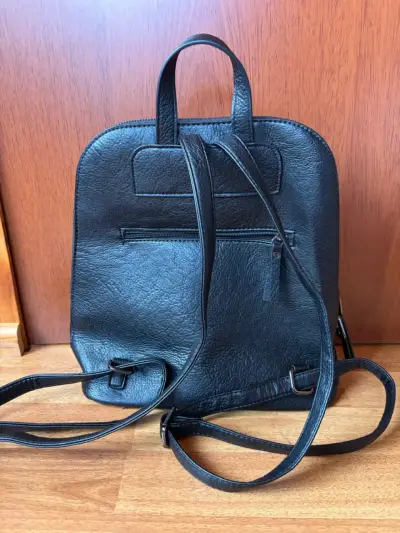 Mochila de cuero negra Amphora con cadena decorativa - miniatura 2