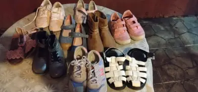 Lote de calzado infantil variado en buen estado - miniatura 1
